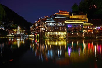 長沙出發(fā)到張家界天門山、玻璃棧道、鳳凰古城、鳳凰夜景往返二日游